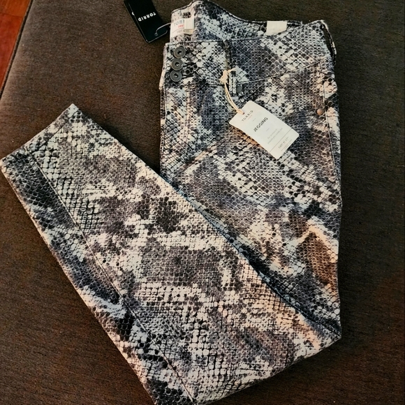torrid Denim - TORRID snake print jegging size 18S zipper 3 button black grey white NWT